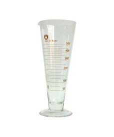 Copa de vidrio graduada con pico de 50 ml de capacidad. Forma cónica y base redonda.