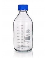 Frasco ISO graduado de vidrio de borosilicato transparente de 500 ml con tapa de rosca GL45 y anillo de vertido de color azul.