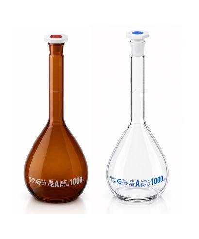 Fiole jaugée classe A en verre borosilicaté avec bouchon en plastique.