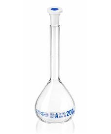 Class A borosilicate glass volumetric flask with plastic stopper, clear version.