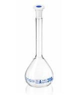 Class A borosilicate glass volumetric flask with plastic stopper, clear version.