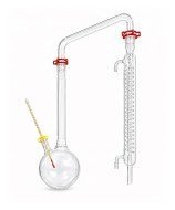 Alambique de laboratorio en vidrio borosilicato con juntas esmeriladas 29/32, refrigerante de serpentín y termómetro químico.