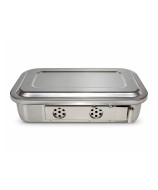 Stainless steel sterilisation box for autoclaves, with a lid without a handle and two ventilation openings.